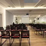 Queen's - Zebra Centre Hotel