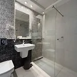 Queen's - Zebra Centre 4*