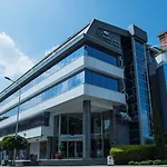 Queen's - Zebra Centre Hotel