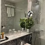 Queen's - Zebra Centre Hotel 4*