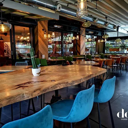 Hotel Queen's - Zebra Centre 4*