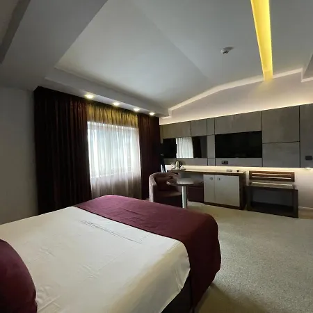 Queen's - Zebra Centre 4* Skopje