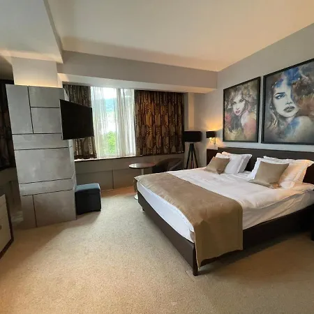 Hotel Queen's - Zebra Centre 4*