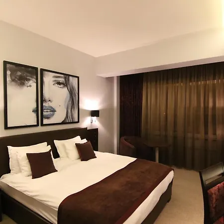 Ξενοδοχείο Queen's - Zebra Centre 4*