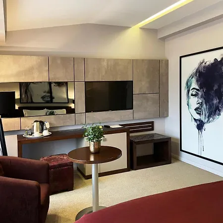 Queen's - Zebra Centre 4* Skopje