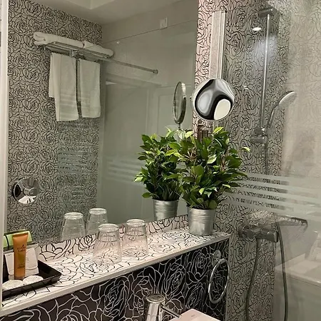 Queen's - Zebra Centre Skopje