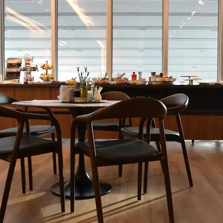 Queen's - Zebra Centre Skopje