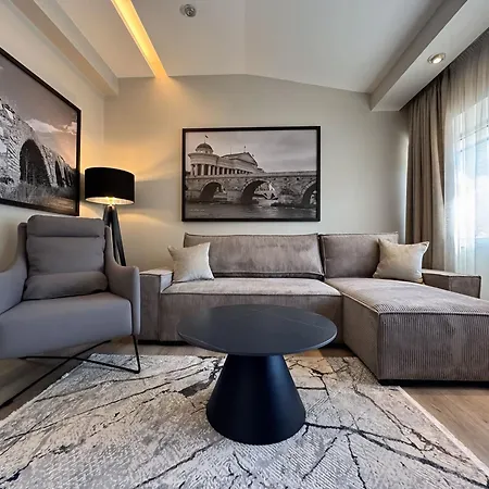 Queen's - Zebra Centre Skopje