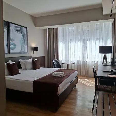 Ξενοδοχείο Queen's - Zebra Centre 4*