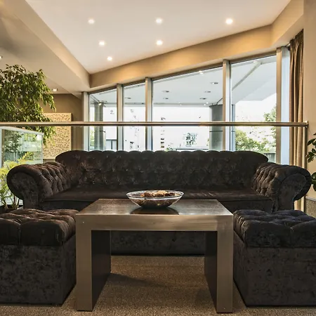 Queen's - Zebra Centre Hotel