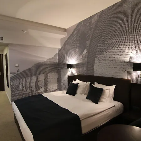 Hotel Queen's - Zebra Centre 4*