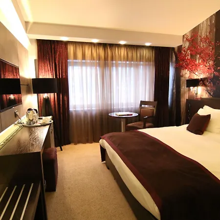Queen's - Zebra Centre Hotel