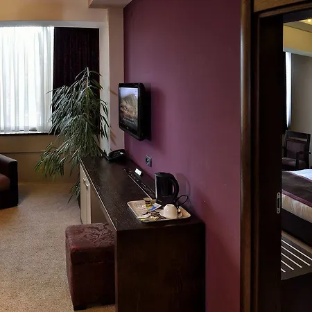 Ξενοδοχείο Queen's - Zebra Centre 4*