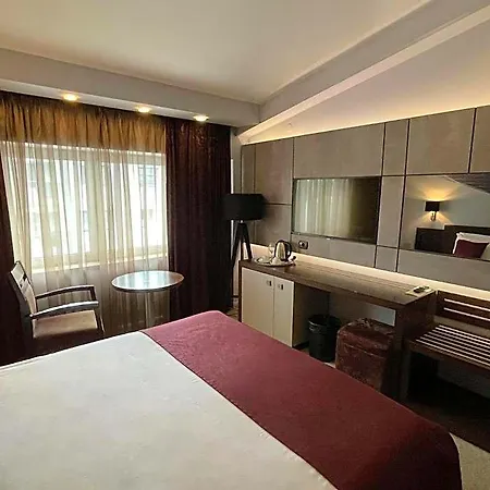 Queen's - Zebra Centre Hotel 4*