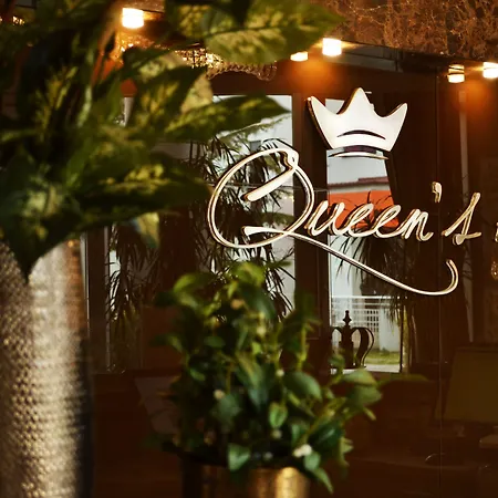 Hotel Queen's - Zebra Centre 4*