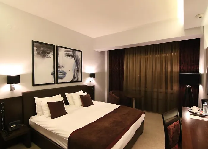 Hotel Queen's - Zebra Centre 4*