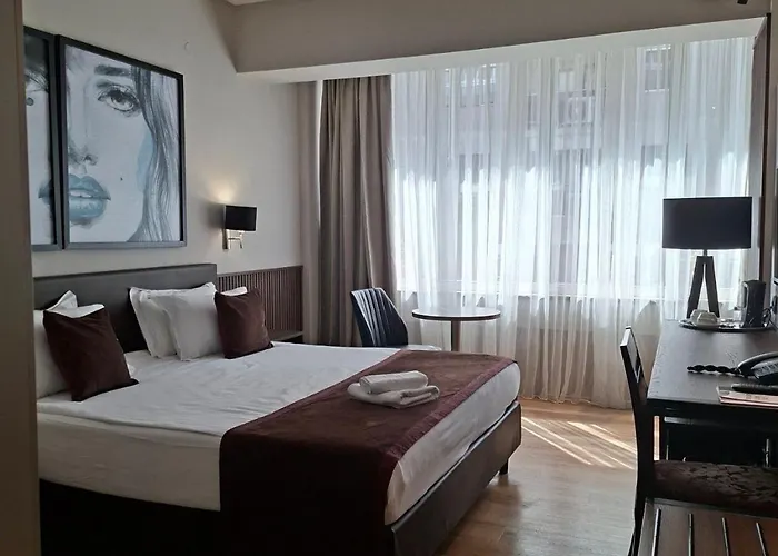 Hotel Queen's - Zebra Centre 4*