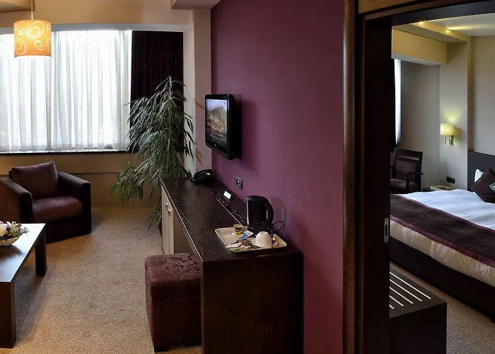 Ξενοδοχείο Queen's - Zebra Centre 4*