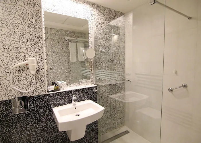 Queen's - Zebra Centre 4* Skopje