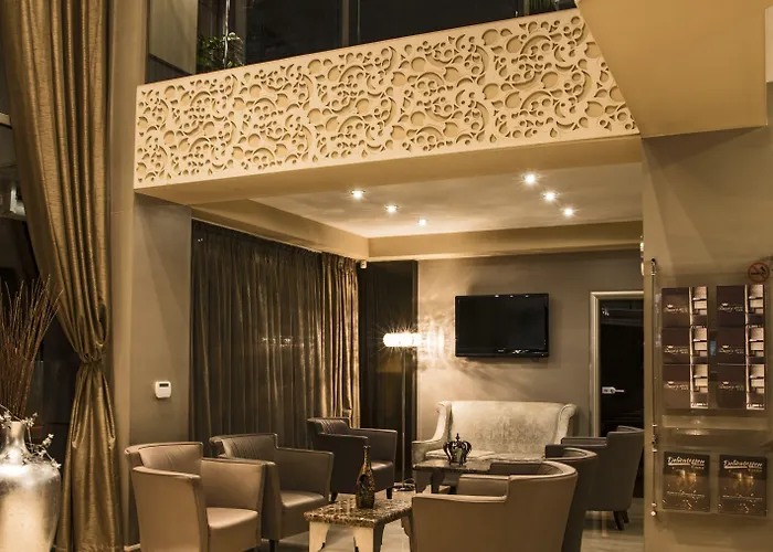 Hotel Queen's - Zebra Centre 4*