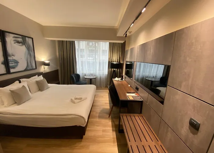 Hotel Queen's - Zebra Centre 4*