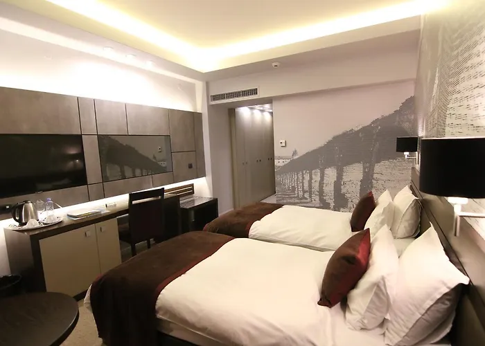 Hotel Queen's - Zebra Centre 4*